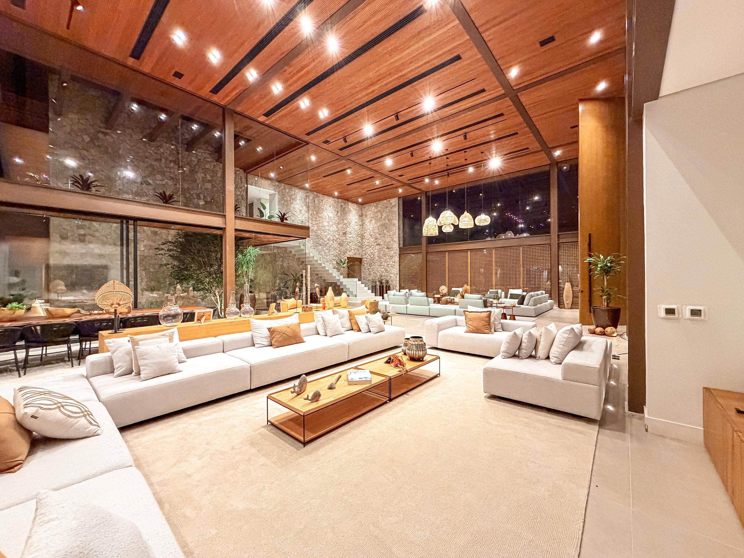 Sala de estar de pé-direito duplo, impecável e pronta para uso, em residência de alto padrão