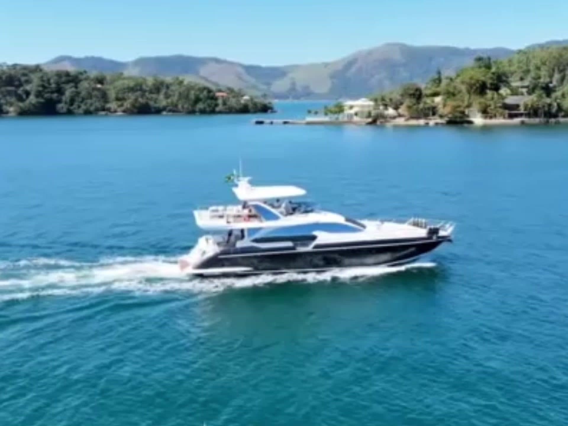 Iate Azimut 74' navegando nas águas calmas entre as ilhas de Angra dos Reis