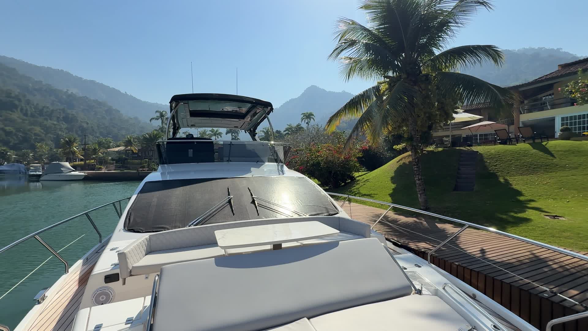 Iate Schaefer 660 atracado em marina particular, com montanhas ao fundo