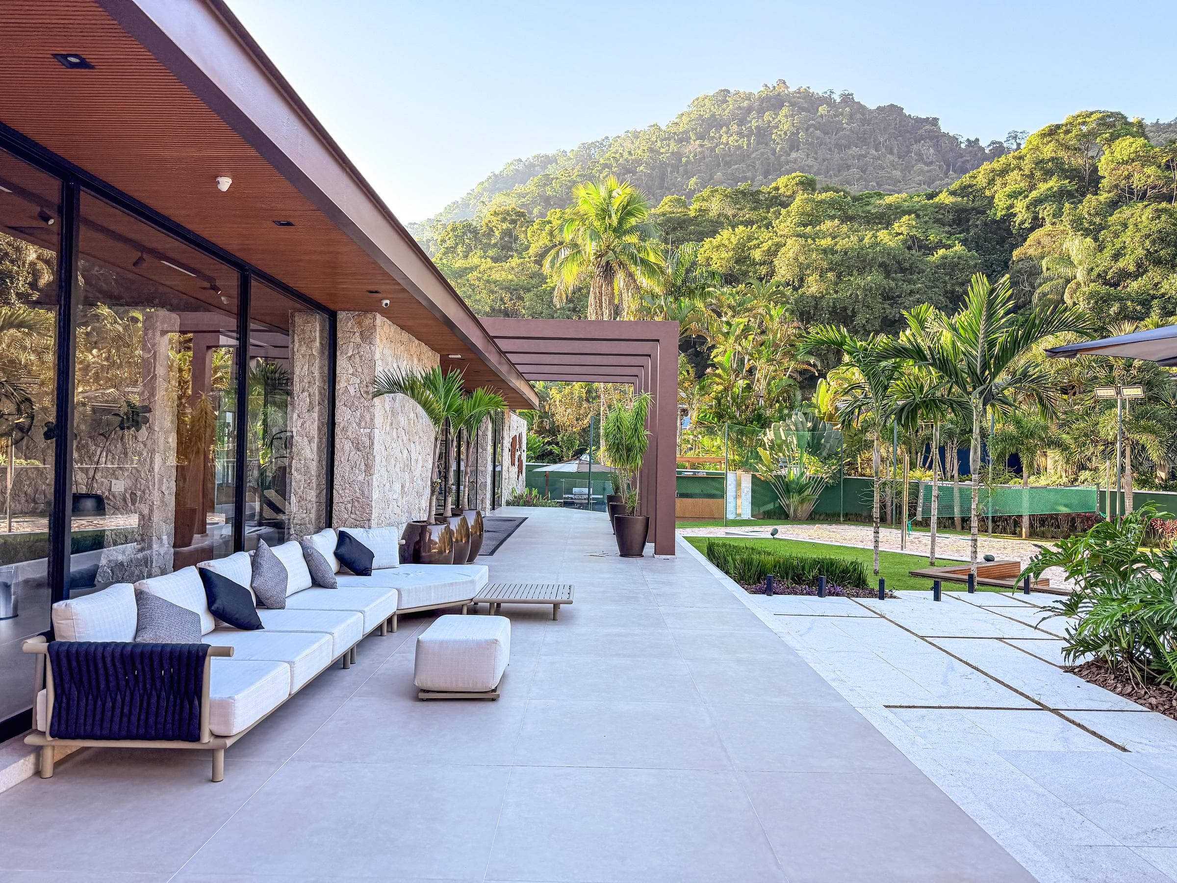 Terraço de residência contemporânea com lounge ao ar livre e vista para a serra, em Mombaça
