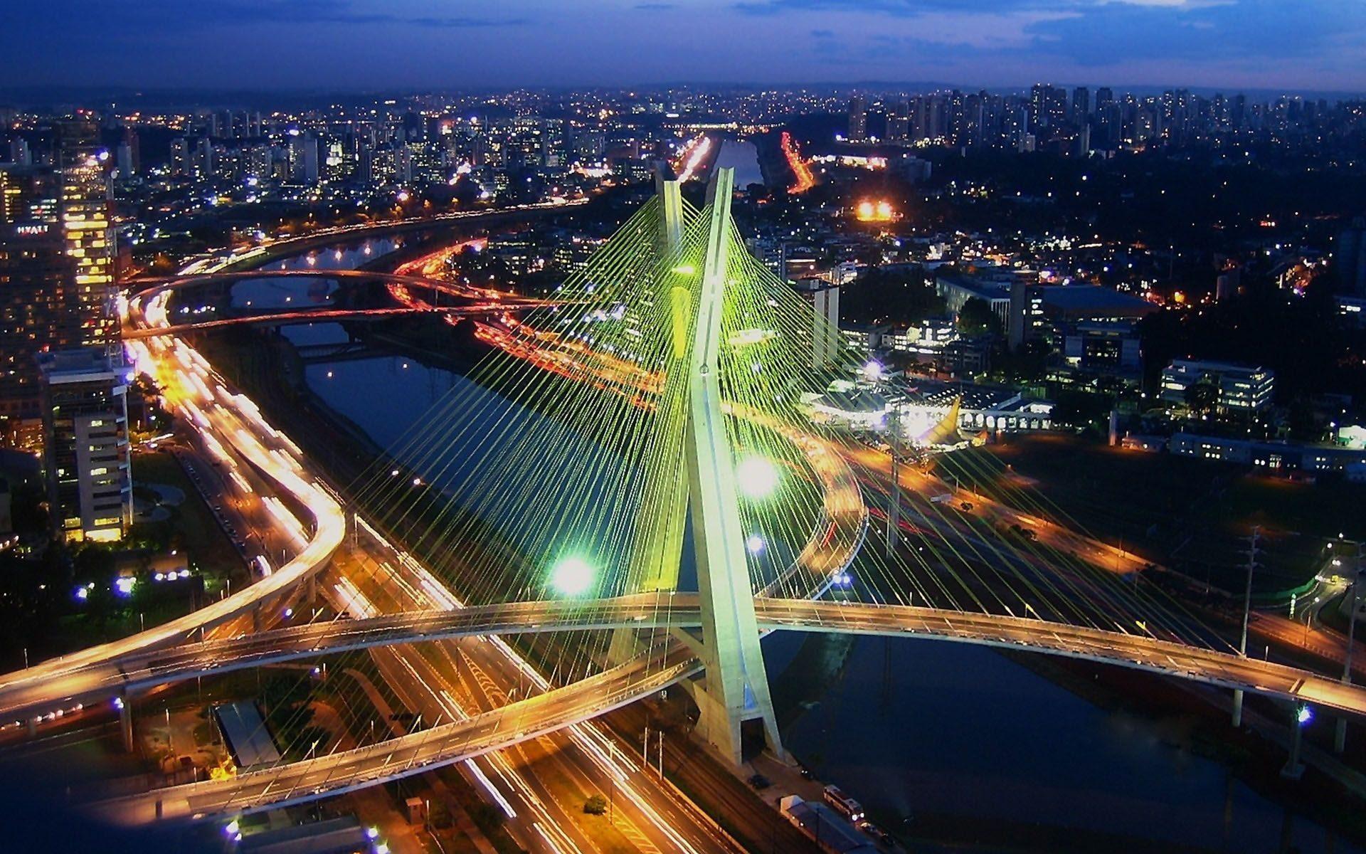 Vista aérea noturna da Ponte Estaiada e do skyline de São Paulo iluminado