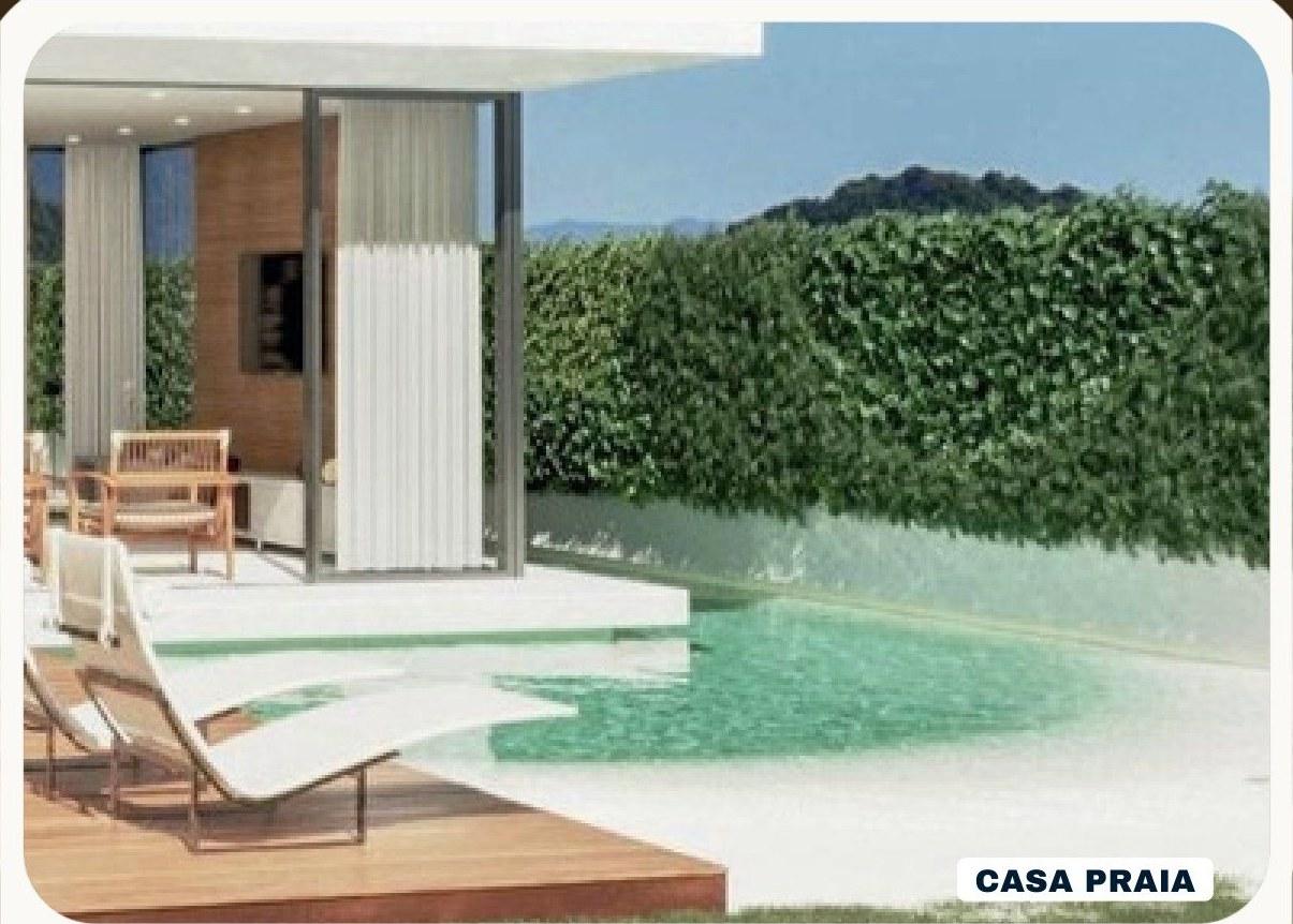 Casa Praia com piscina de borda, espreguiçadeiras e parede verde, aberta para a serra