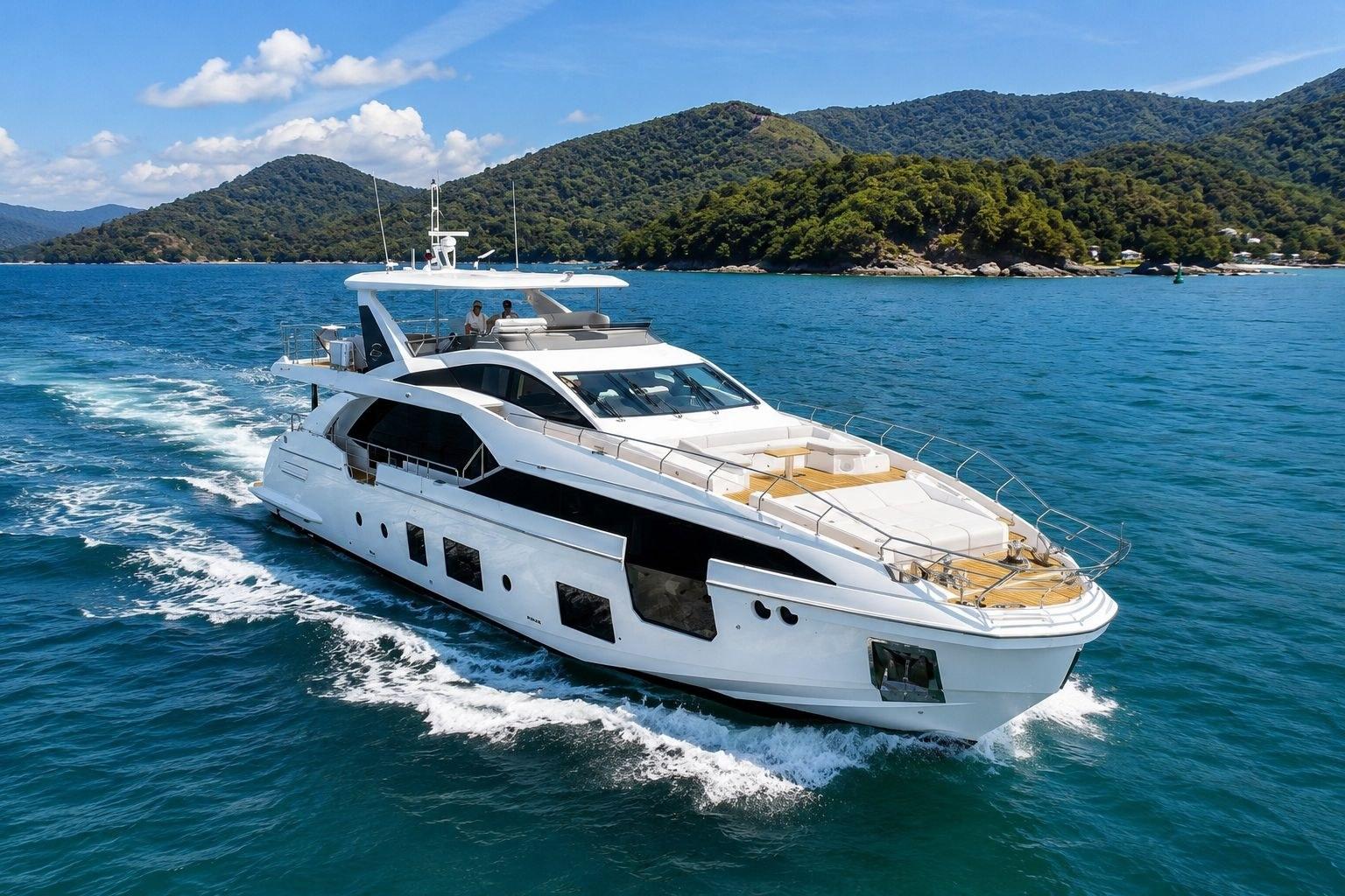 Azimut 27 Metri navegando na Baía de Angra dos Reis, com a mata da costa ao fundo
